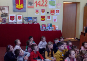 Grupa dzieci podczas oglądania bajki.